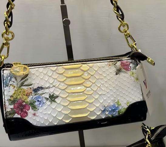 Crocodile Pattern New 2025 Studded Women's Magnetic Buckle Fashion Versatile Triangle Crossbody Handbag Shoulder Bag