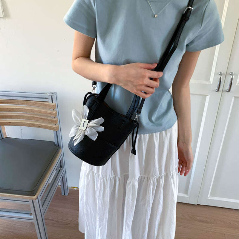 Handbag Women Bucket Shoulder Bag Crossbody bag 2025 New Summer High-End Versatile Niche Minimalist Stylish