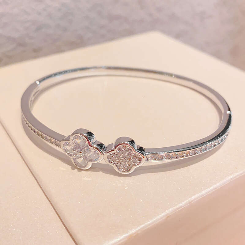 designer bracelet Fresh Lucky Inlaid Niche Design High-end Full Dia Four-leaf Clover Bracelet Jewelry