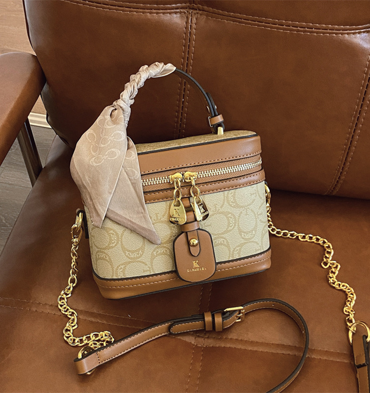 Free shipping designer high-end printed hand-held box bag, women's 2025 new fashionable single shoulder crossbody bucket bag, contrasting color b