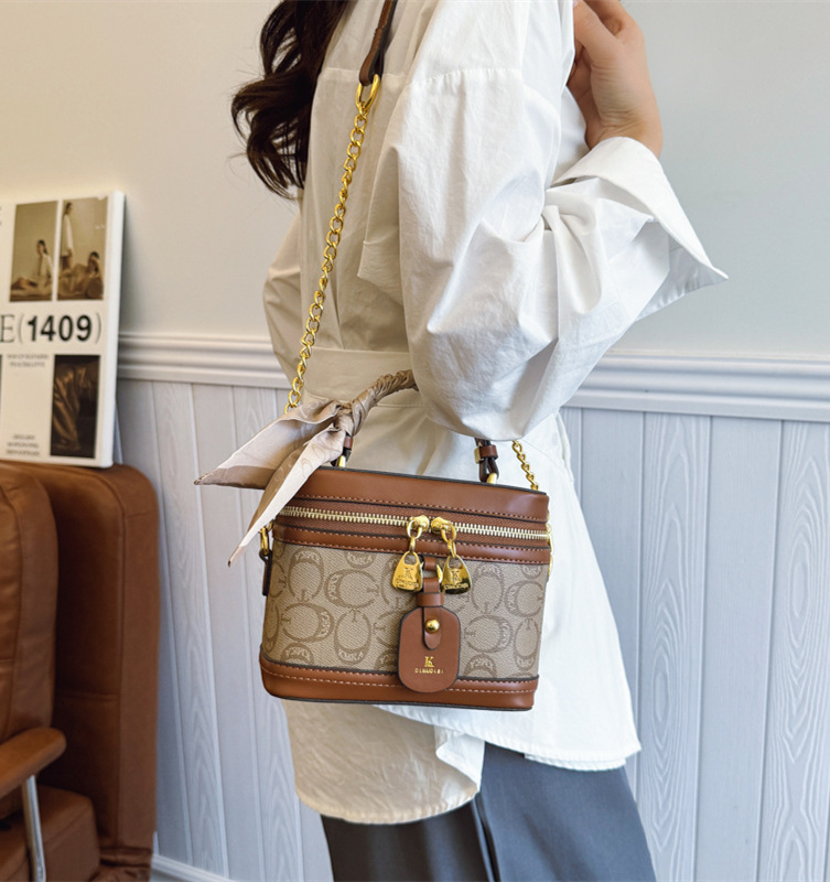 Free shipping designer high-end printed hand-held box bag, women's 2025 new fashionable single shoulder crossbody bucket bag, contrasting color b