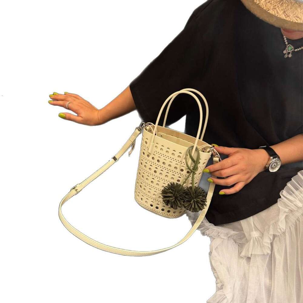 Design Hollow Niche Out Bucket for Women 2025 Summer New Fashion Versatile Shoulder Crossbody Bag