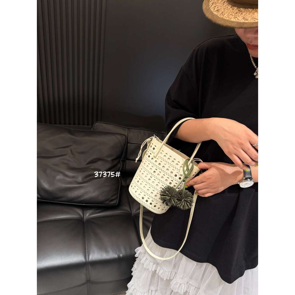 Design Hollow Niche Out Bucket for Women 2025 Summer New Fashion Versatile Shoulder Crossbody Bag