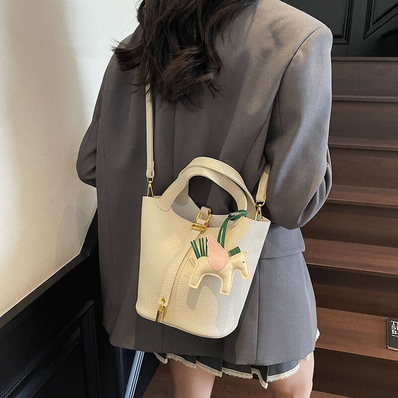 Women's 2025 New High-End Bucket Versatile Handbag Fashion Simple Shoulder Large Capacity Crossbody Bag