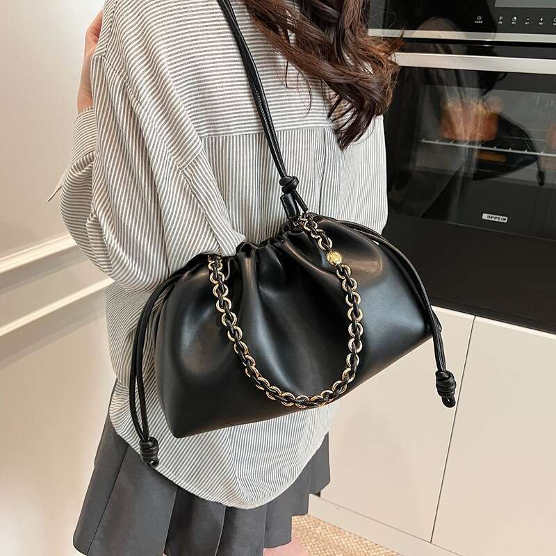High-Quality Lucky Drawstring Cloud 2025 Advanced Fashion Single Shoulder for Women Niche Style Commuter Crossbody Bag