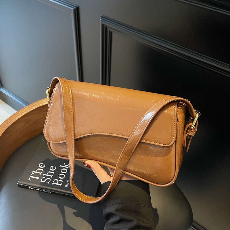 2025 High-End New Flip Magnetic Shoulder Simple Crossbody Handbag Commuter Women's Underarm Bag