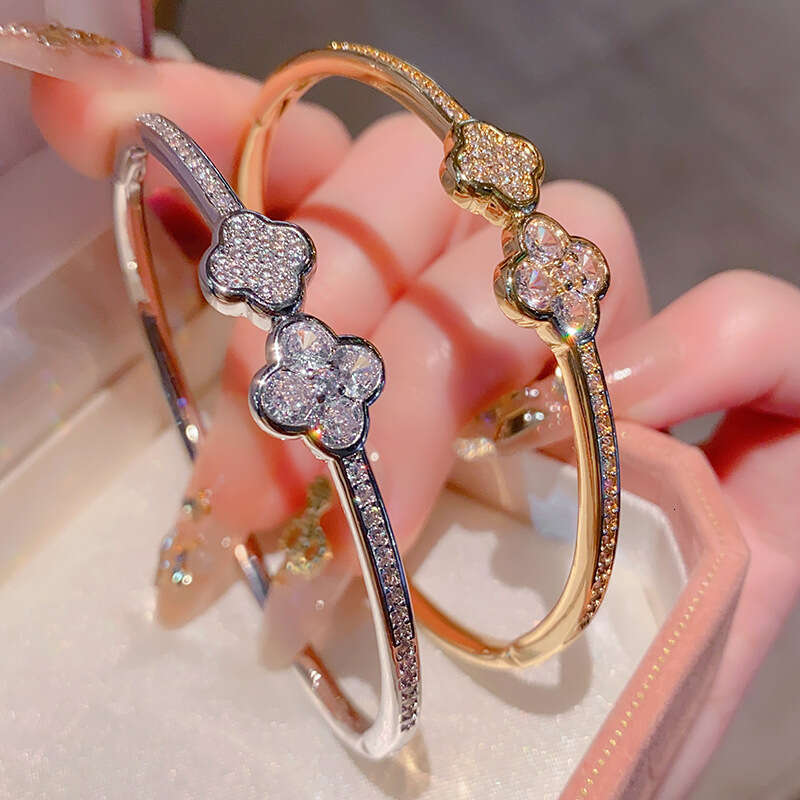 designer bracelet Fresh Lucky Inlaid Niche Design High-end Full Dia Four-leaf Clover Bracelet Jewelry