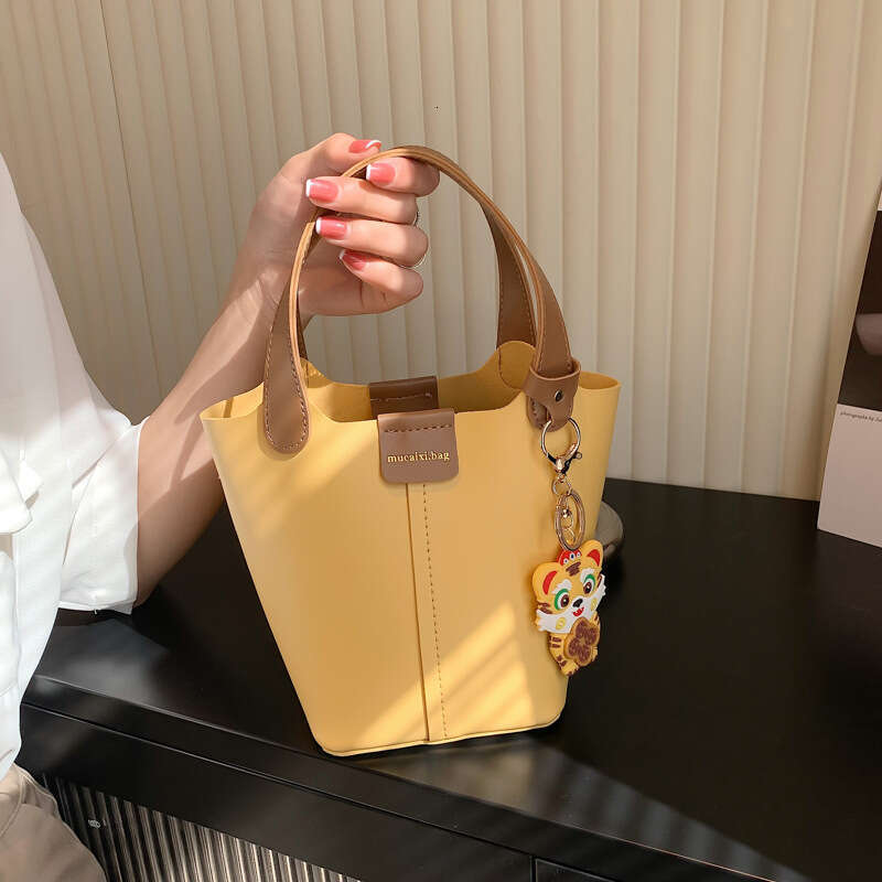 High-end Fashion 2025 New Trendy Single Shoulder Crossbody Bucket Bag Niche Versatile Handbag