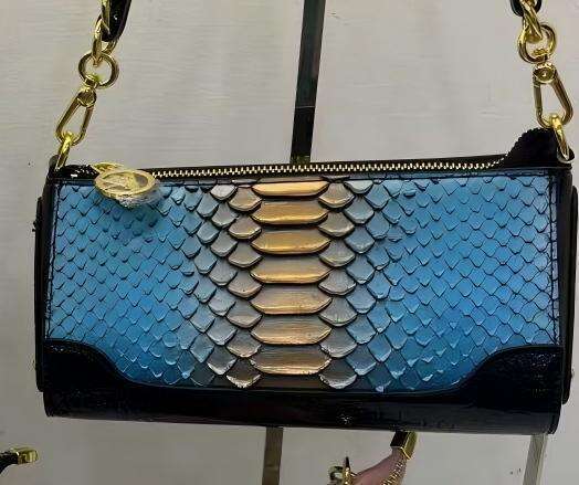 Crocodile Pattern New 2025 Studded Women's Magnetic Buckle Fashion Versatile Triangle Crossbody Handbag Shoulder Bag