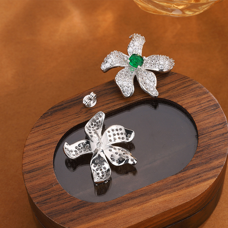 2025 Choucong Sparkling Stud Earrings Luxury Jewelry 925 Sterling Silver Round Cut Emerald Pave CZ Diamond Gorgeous Bright Party Women Flower Earring 