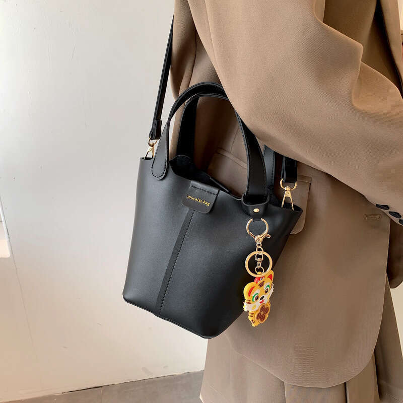 High-end Fashion 2025 New Trendy Single Shoulder Crossbody Bucket Bag Niche Versatile Handbag