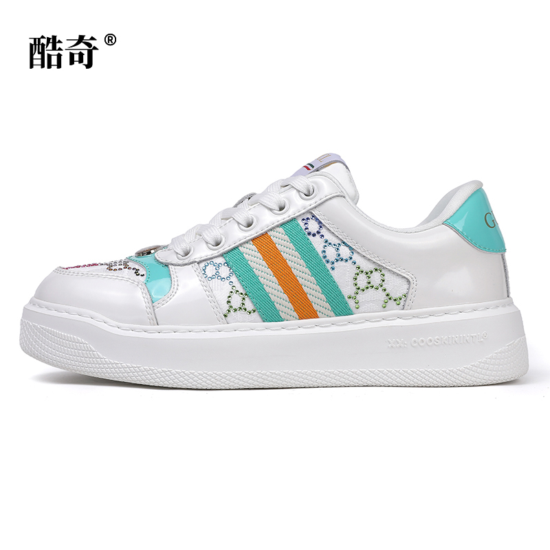 Light steps, a fashionable and versatile choice.