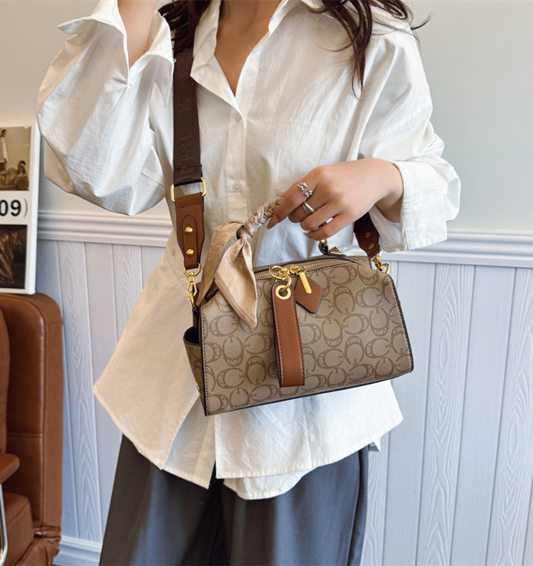 Free shipping designer 2025 new high-end handbag with large capacity and versatile vintage flower single shoulder pillow bag, Boston women's cros