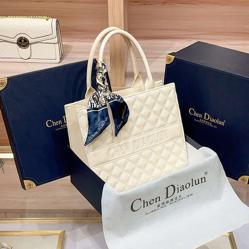 Capacity Embroidered Large High-End Handbag Tote for Women 2024 New Genuine Leather Quilted Versatile Shoulder Crossbody Bag