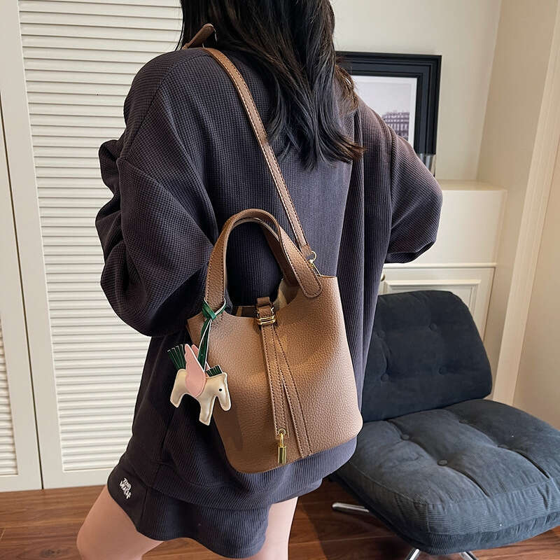 Women's 2025 New High-End Bucket Versatile Handbag Fashion Simple Shoulder Large Capacity Crossbody Bag