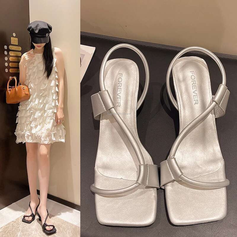 2025 Summer Slippers Fashion Designer s New Comfortable High Heel Slippers Women s Roman Beach Sandals Sandals Women s Flip Flops
