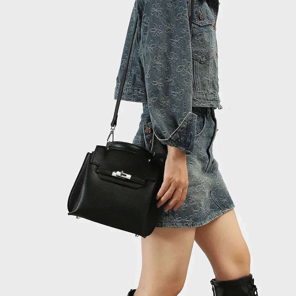 Hot Selling Trendy High-End Feel Versatile Crossbody Bag Women's Simple Solid Color Commute Handbag Artificial Leather Lining Designer Bags