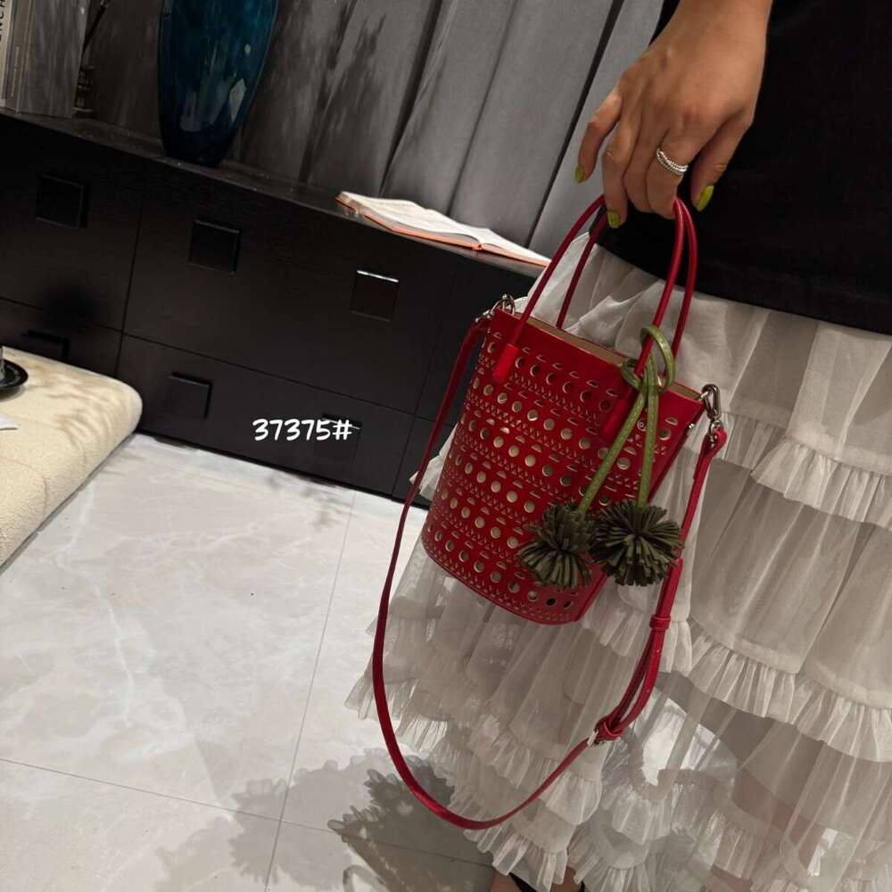 Design Hollow Niche Out Bucket for Women 2025 Summer New Fashion Versatile Shoulder Crossbody Bag