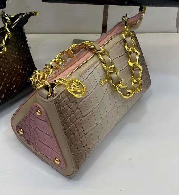 Crocodile Pattern New 2025 Studded Women's Magnetic Buckle Fashion Versatile Triangle Crossbody Handbag Shoulder Bag