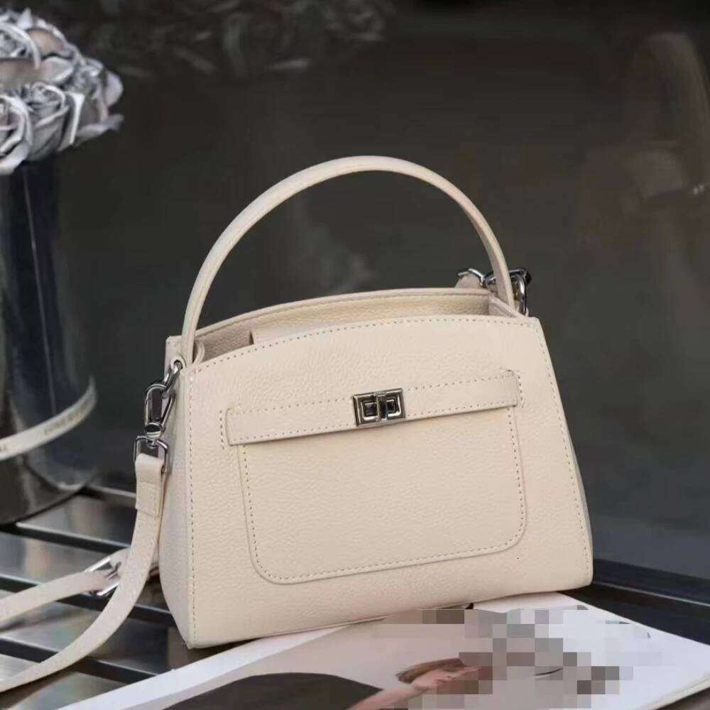 New Desiger 2024 Beige Commuter Tote Shouder Hasp Open Cowhide Leather Women Handbag Vintage Casual Crossbody Bag