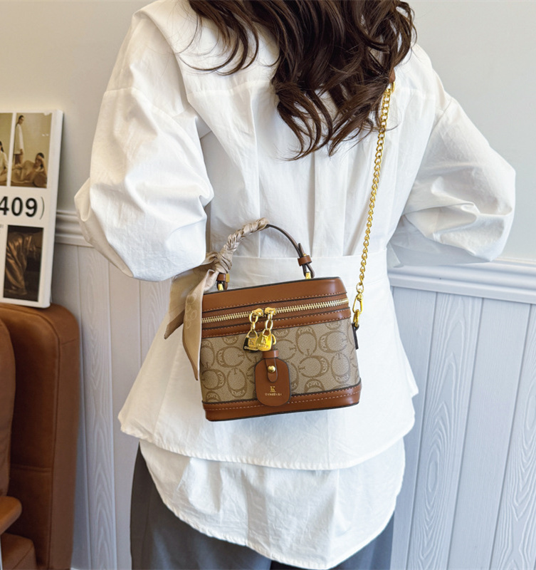 Free shipping designer high-end printed hand-held box bag, women's 2025 new fashionable single shoulder crossbody bucket bag, contrasting color b