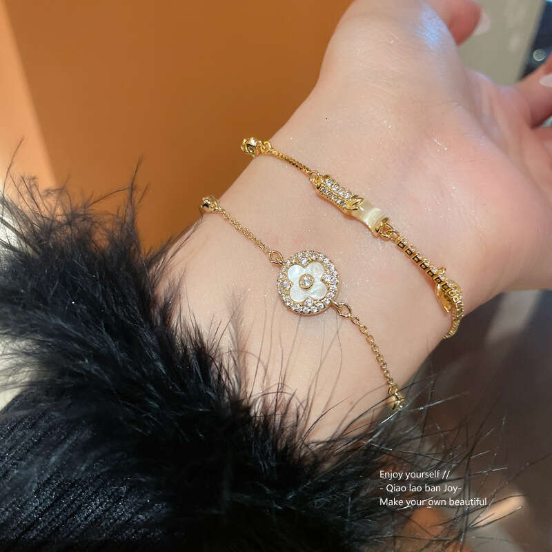 Luxury jewelry designer bracelet 4leaf clover round mother of pearl zircon bracelet Korean high-end exquisite bracelet, niche design, new unique jewel