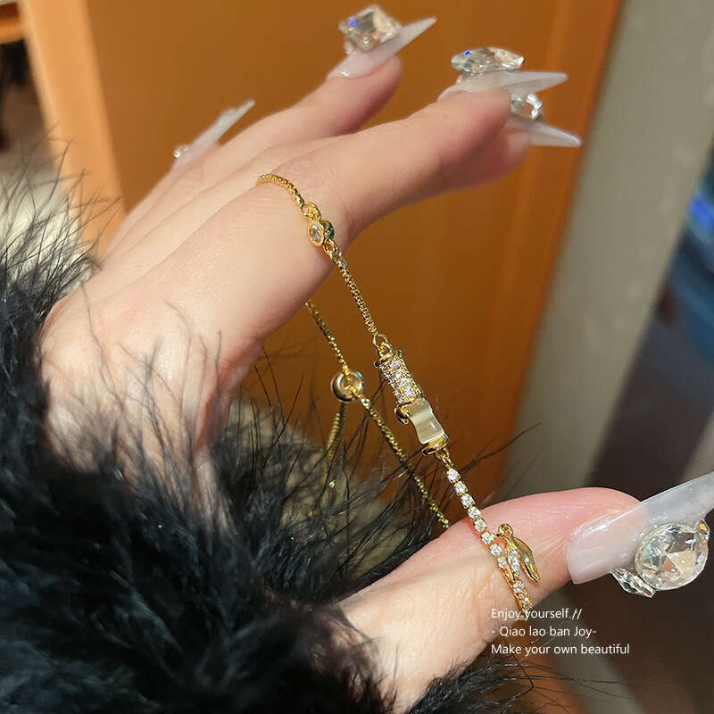 Luxury jewelry designer bracelet 4leaf clover round mother of pearl zircon bracelet Korean high-end exquisite bracelet, niche design, new unique jewel