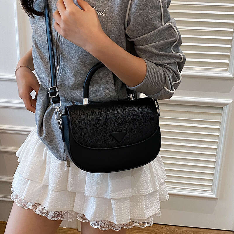 2025 New Niche Texture Saddle Bag for Women, Mori Style, Cute Fashion, Simple Commuter Casual Shoulder Crossbody Handbag