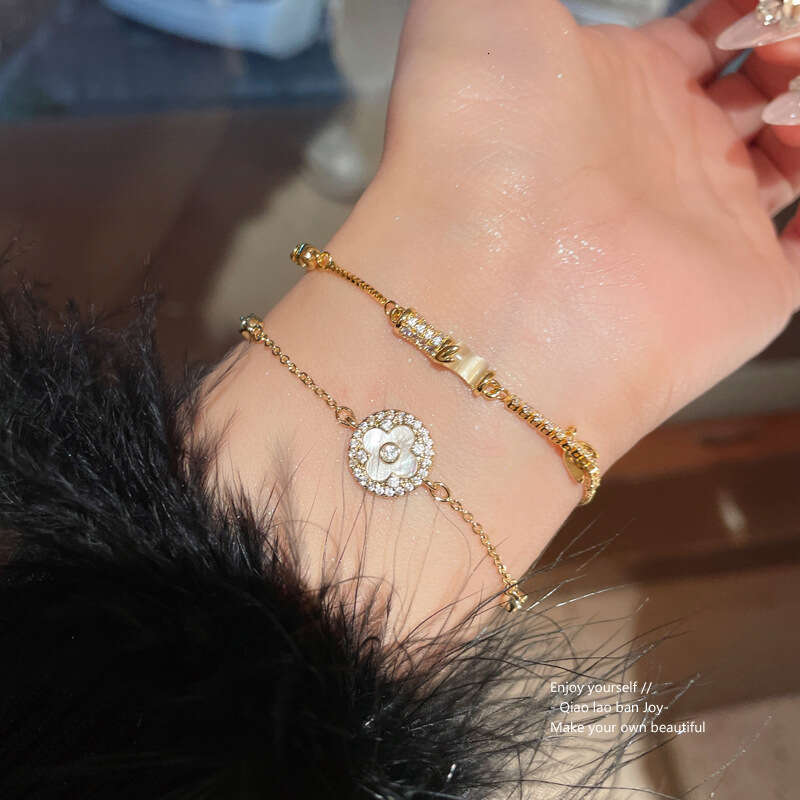 Luxury jewelry designer bracelet 4leaf clover round mother of pearl zircon bracelet Korean high-end exquisite bracelet, niche design, new unique jewel