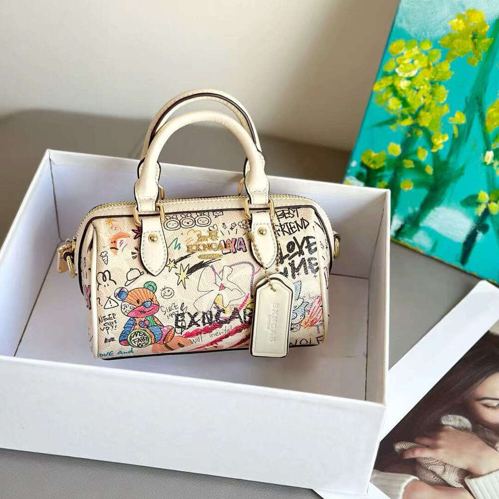 2025 New Women's Printed Graffiti Handbag Boston Fashion Single Shoulder Crossbody Small Bag