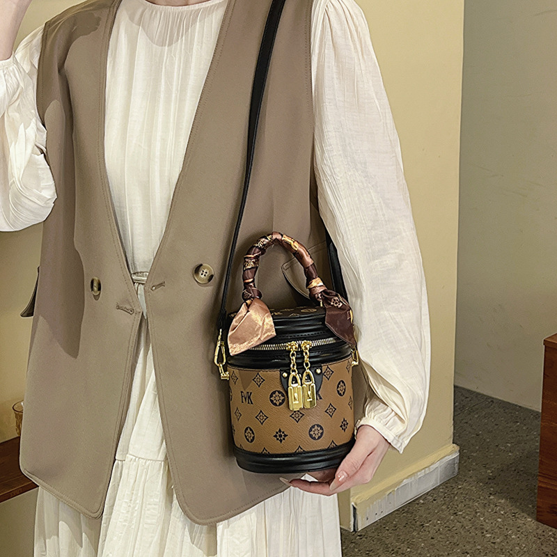 Free shipping designer cylindrical bag for women 2025 new fashionable printed hand-held bucket bag, high-end and versatile single shoulder crossbody b