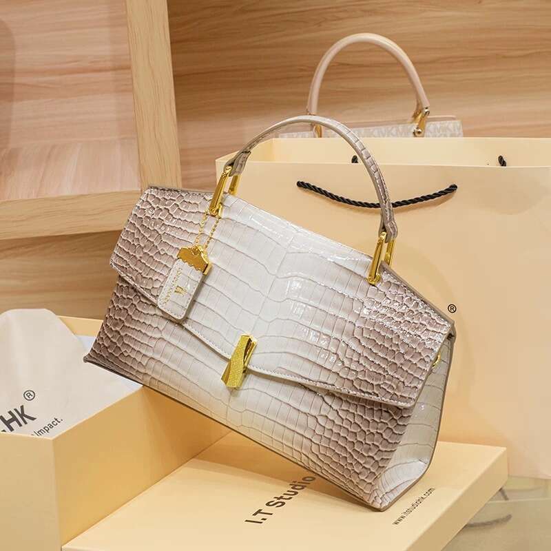 Capacity Pattern Large Crocodile Handbag for Women 2025 New Fashion Single Shoulder Crossbody Bag