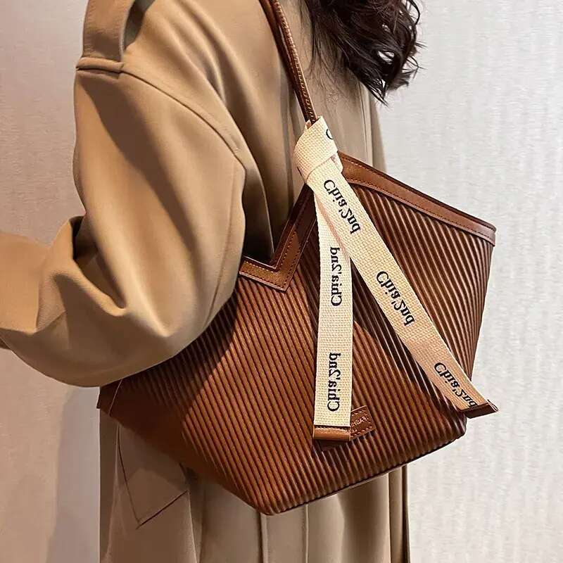 Designer Shoulder Bag Capacity Comter Tote Vertical Print Women S Large Student Casual Heart Underarm Hot Crossbody Free shipping