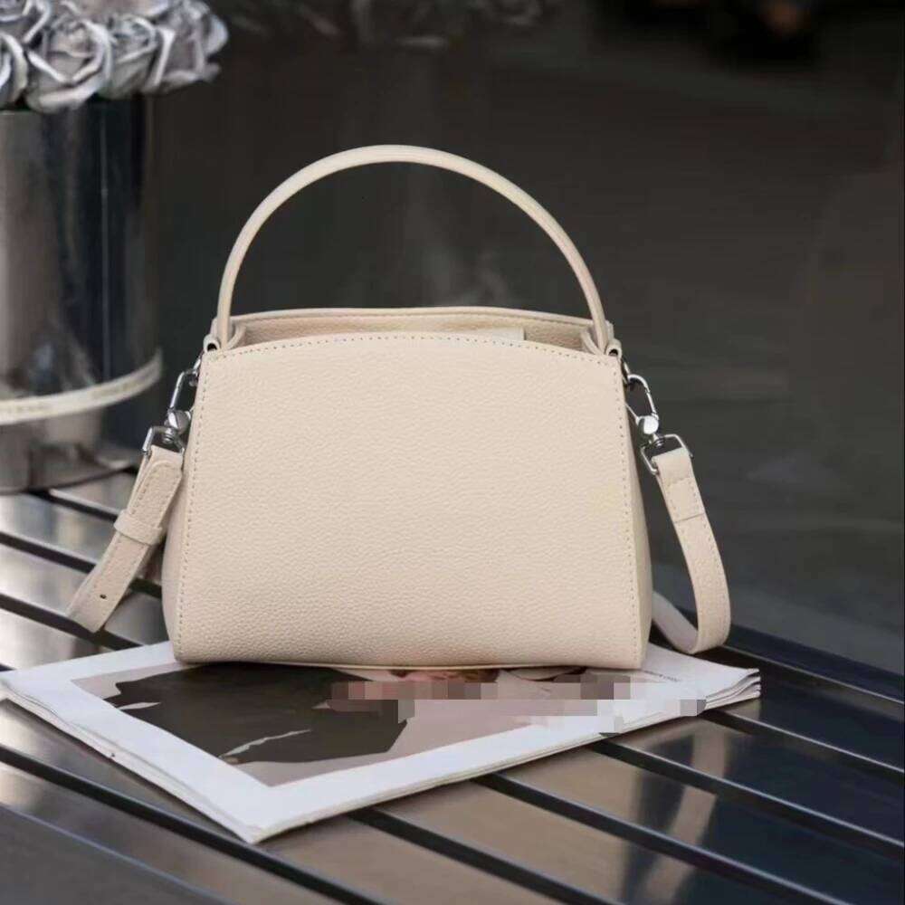 New Desiger 2024 Beige Commuter Tote Shouder Hasp Open Cowhide Leather Women Handbag Vintage Casual Crossbody Bag