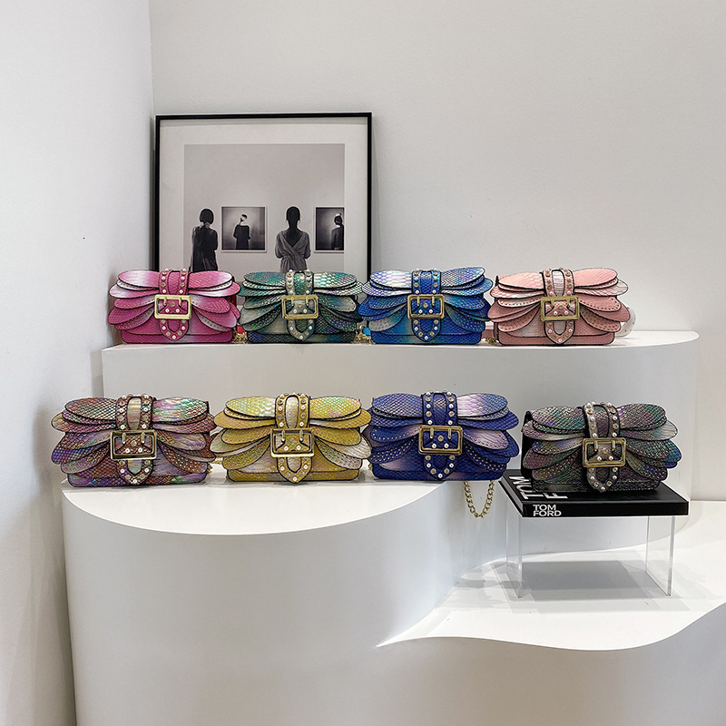 High quality brand new free designer bag cross-border bag 2025 new European and American retro chain snake pattern single shoulder slanted body new fr