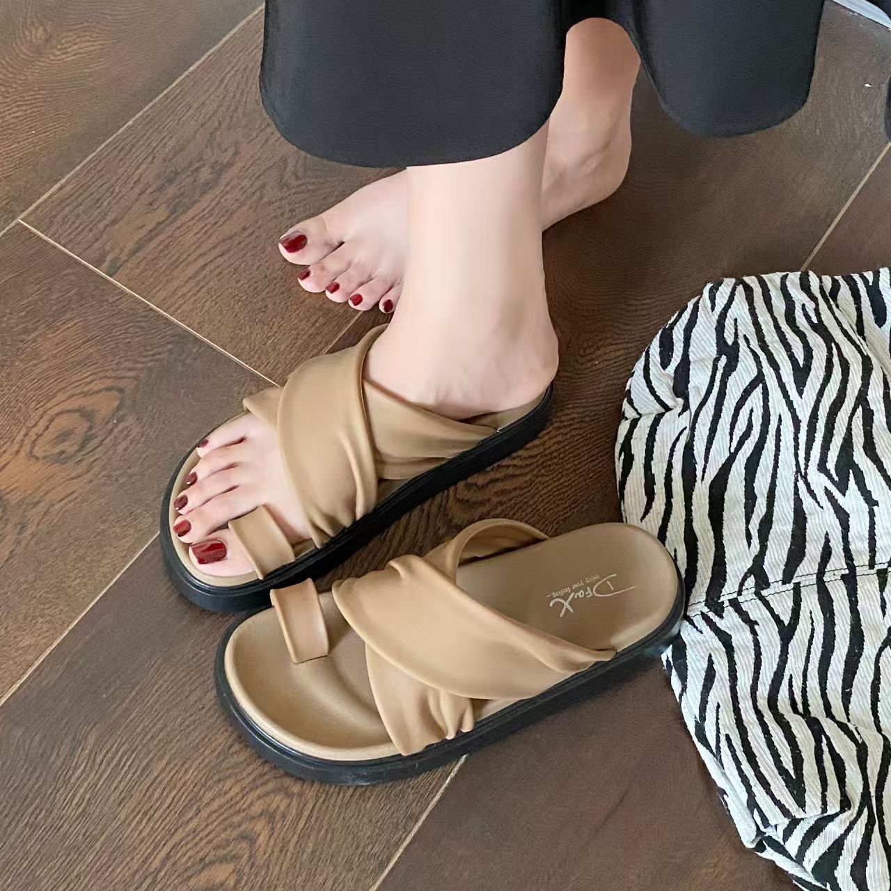 Summer New Thick soled Shoes for Women's Beach Sandals Outdoor Fashion and Leisure Multi functional Soft soled Women's Sandals