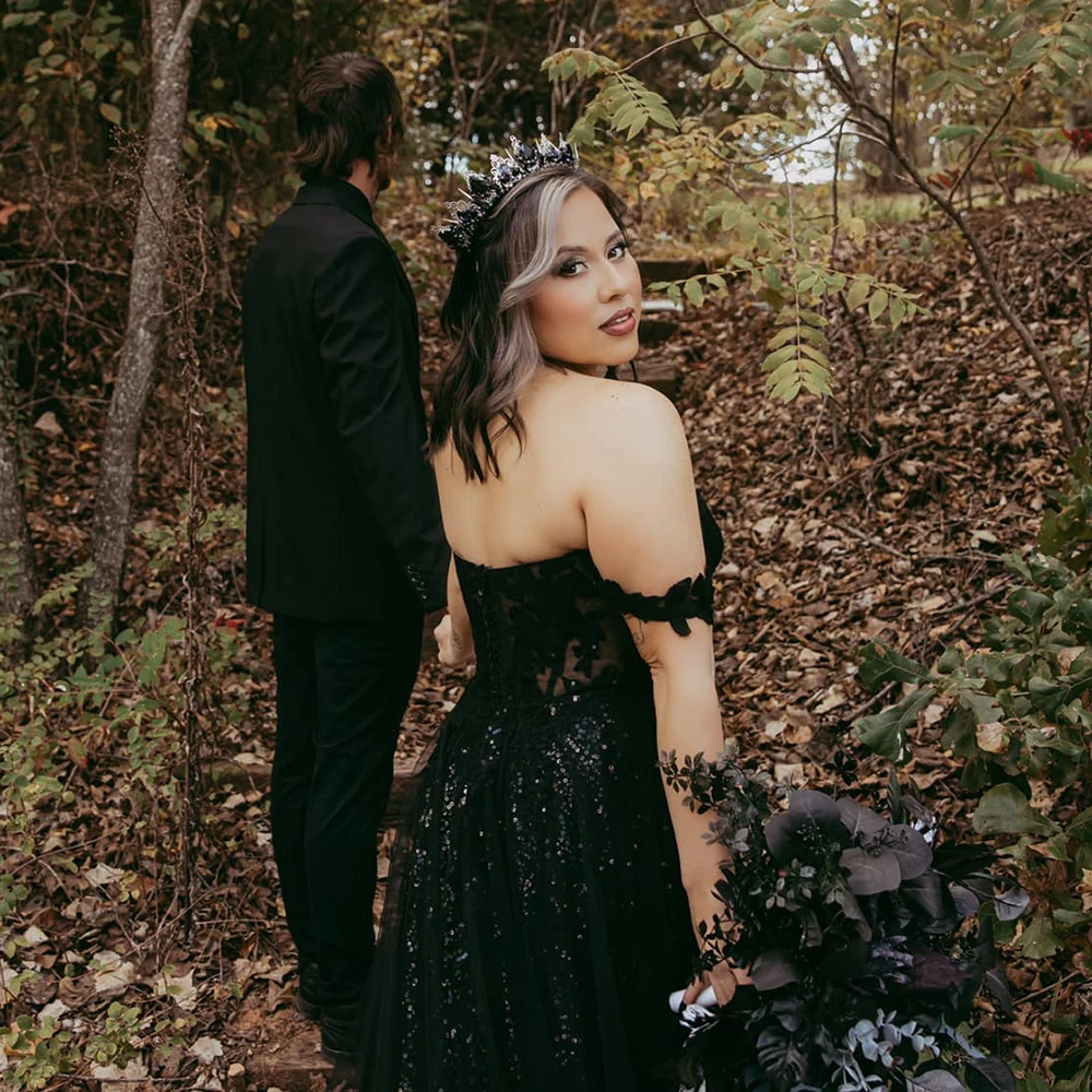 Black Sequined Gothic Wedding Dress Off-Shoulder Lace Appliques A-Line Long Bridal Gown Sweetheart Sleeveless Garden Vestido De Novia