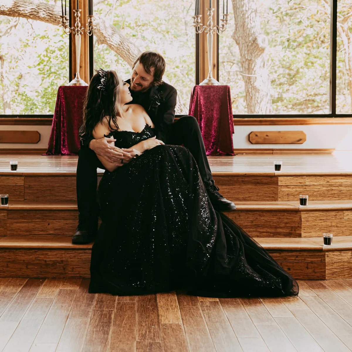 Black Sequined Gothic Wedding Dress Off-Shoulder Lace Appliques A-Line Long Bridal Gown Sweetheart Sleeveless Garden Vestido De Novia