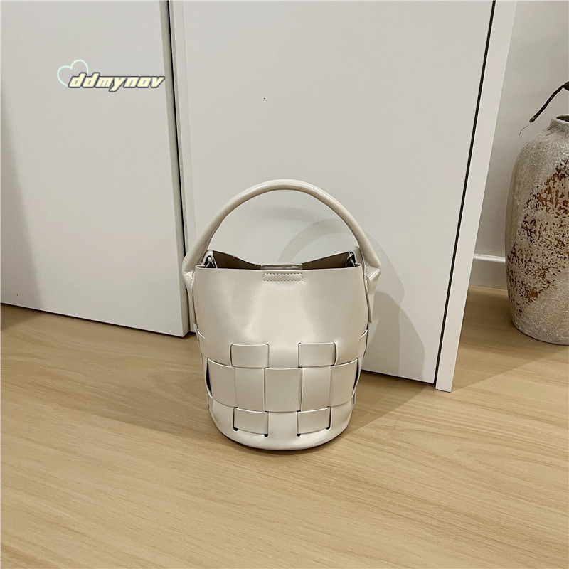 This Season 2025 New Textured Niche Woven Bucket Handheld Versatile Shoulder Crossbody Bag ddmynov