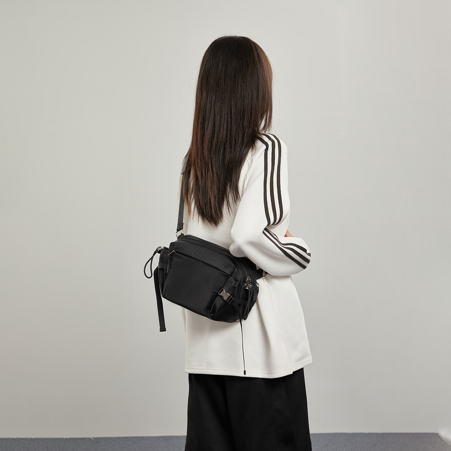 Sewafox Canvas Casual Messenger Bag Portable Simple Shoulder Bag Suitable for Daily use and Outdoor Travel Black and Gray