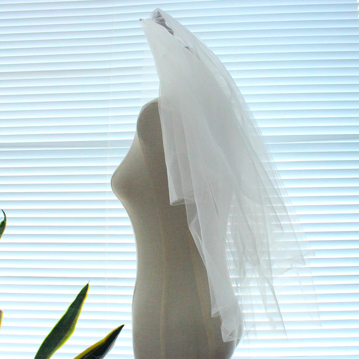 V634 Classical Elbow Length Marriage Bridal Veil Two-Layer Plain Tulle Natural Cut Edge White Wedding Bride Veil with Hair Comb 250610