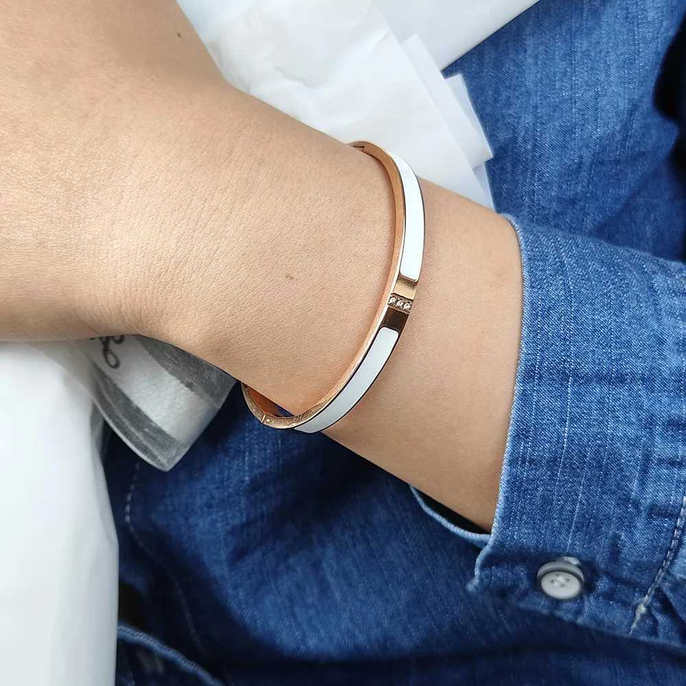 Classic White Black Color Mica Shell for Women Luxury White Zircon Stainless Steel Bangle Jewelry Gift Z250616