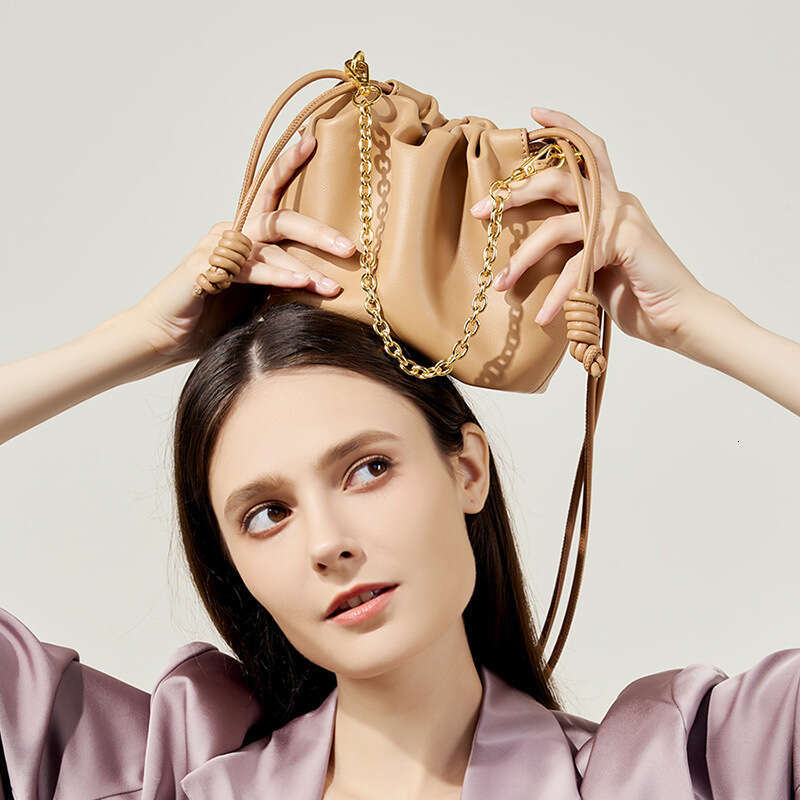 2025 Korean Style New Genuine Leather Cloud Chain Lucky Small Bucket Versatile Cowhide Bag