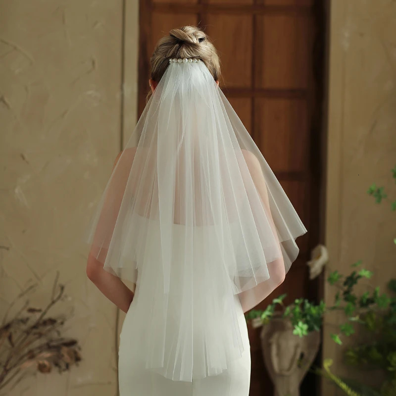 V380 Double Layer White Short Bridal Veil Simple Pearl Hair Comb Wedding Dress Accessories 250611