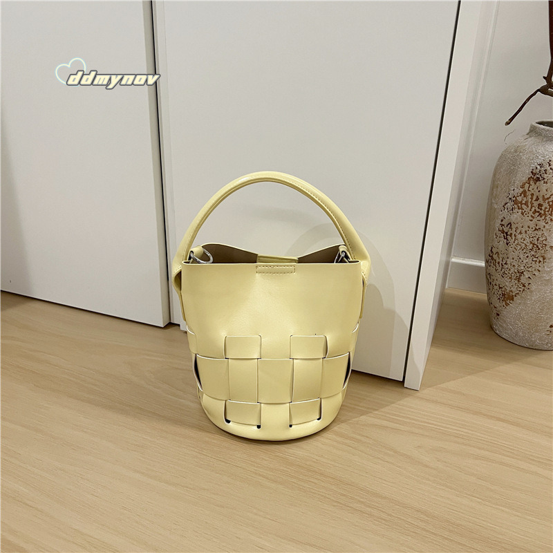 This Season 2025 New Textured Niche Woven Bucket Handheld Versatile Shoulder Crossbody Bag ddmynov