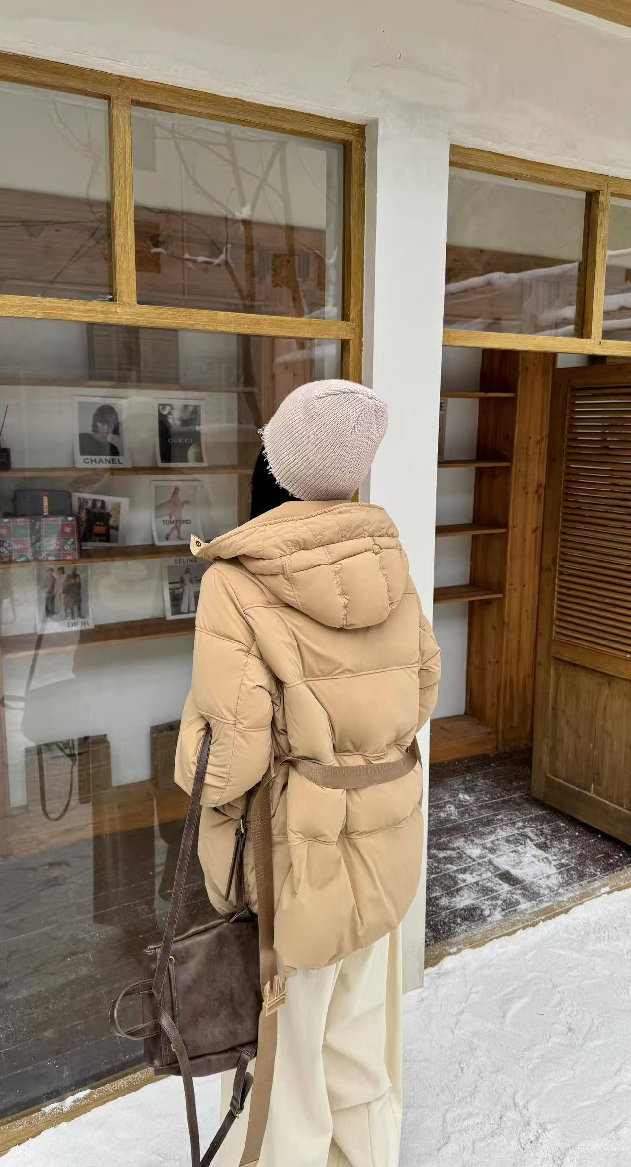 Trendy Women's Mid-Layer Down Coat - Stylish & Insulated Outerwear