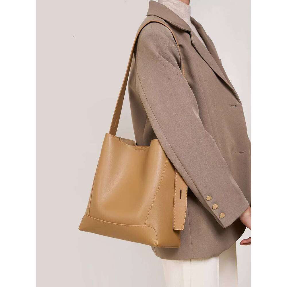 100% Genuine Leather Women Shoulder 2025 New Fashion Ladies Crossbody Large capacity Tote Commuter Bucket Bag gift