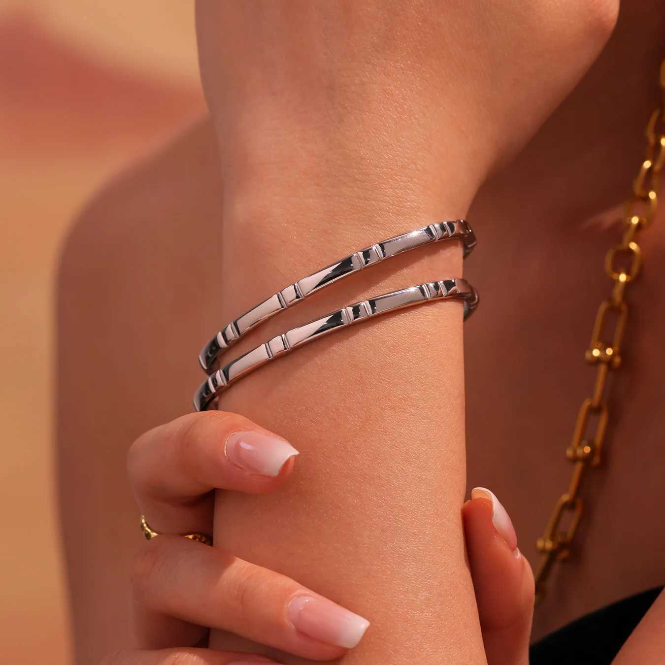 Liora High Quality Stainless Steel Round Bangle For Women Gold Plated No Fade Womens Wrist Bangle Rust Proof Jewelry Z250616