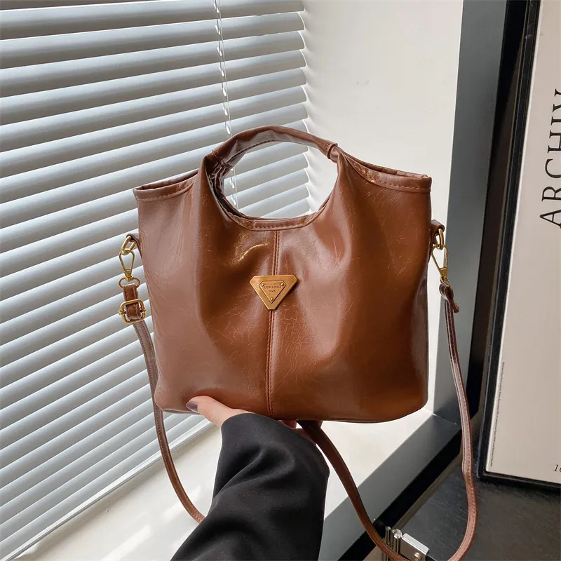 Designer Bag Women's Mini Tote Bucket Bag New Shoulder Bag Fashionable Simple Fashion Bag Commuting Single Shoulder Crossbody Bag 2025