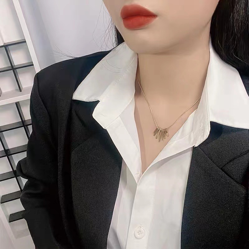 Fashion Light Style Simple Elegant Fan-shaped Tassel Necklace for Women, Unique Versatile Titanium Steel Non-fading Jewelry